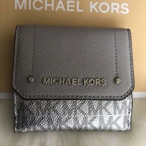 🆕💯 Authentic Michael Kors Hays Medium Trifold